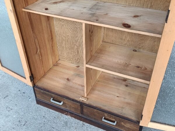 レトロガラスのキャビネット