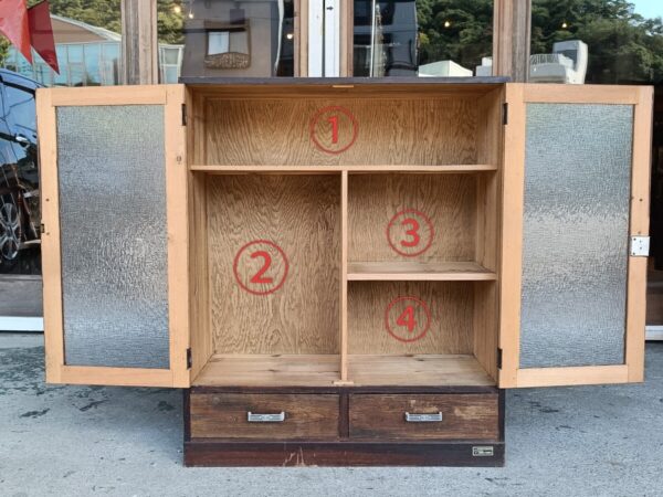 レトロガラスのキャビネット