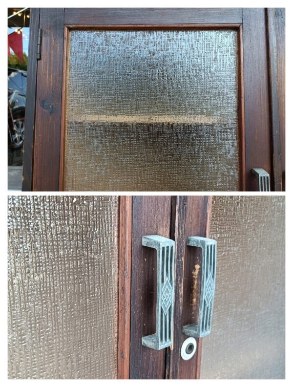 レトロガラスのキャビネット