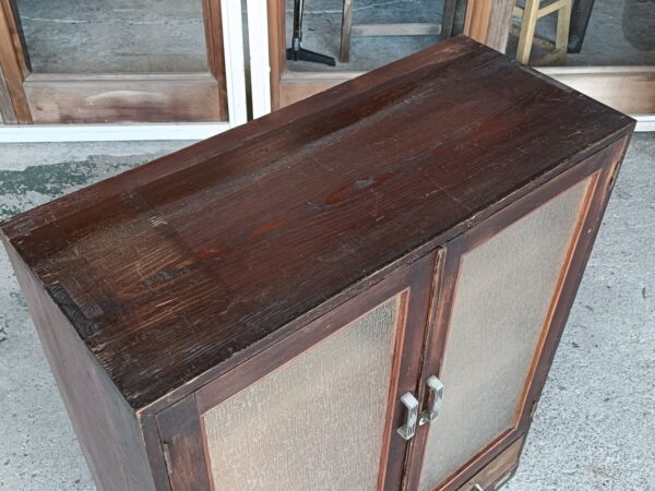 レトロガラスのキャビネット