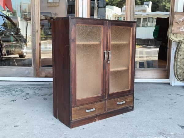 レトロガラスのキャビネット