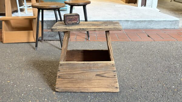 年季が入った古い木味の踏み台  花台