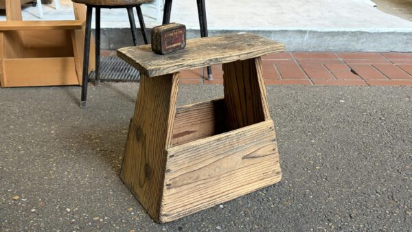 年季が入った古い木味の踏み台  花台