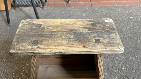 年季が入った古い木味の踏み台  花台