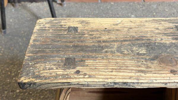 年季が入った古い木味の踏み台  花台