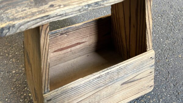 年季が入った古い木味の踏み台  花台