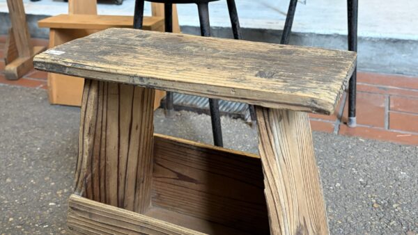 年季が入った古い木味の踏み台  花台