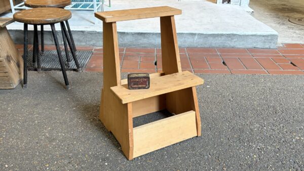 優しい木味の踏み台