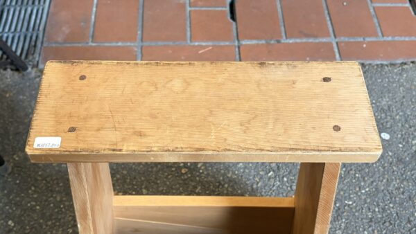 優しい木味の踏み台