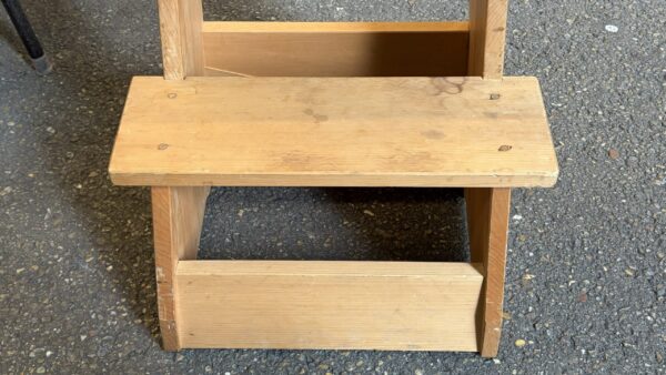 優しい木味の踏み台