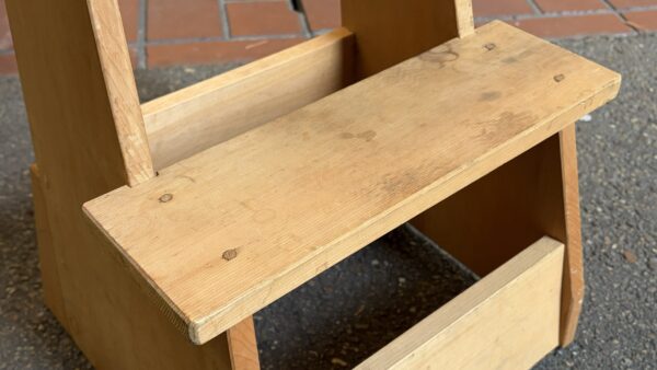 優しい木味の踏み台