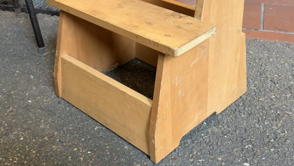 優しい木味の踏み台