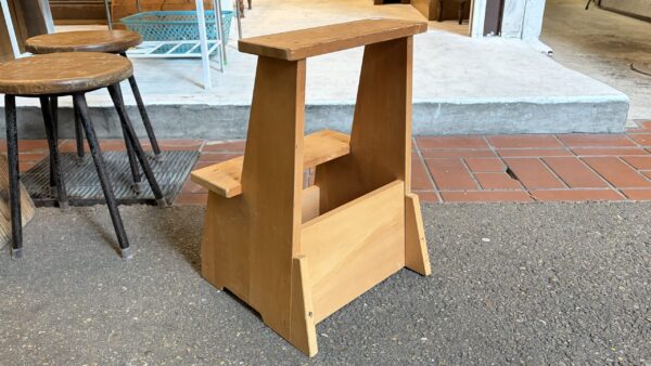 優しい木味の踏み台