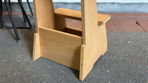 優しい木味の踏み台