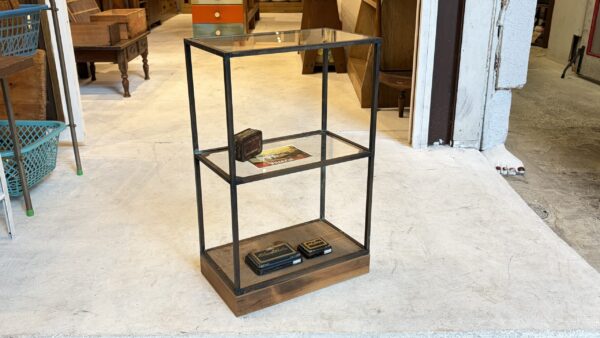 真鍮フレームのかわいい陳列棚