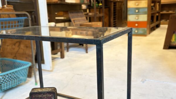 真鍮フレームのかわいい陳列棚