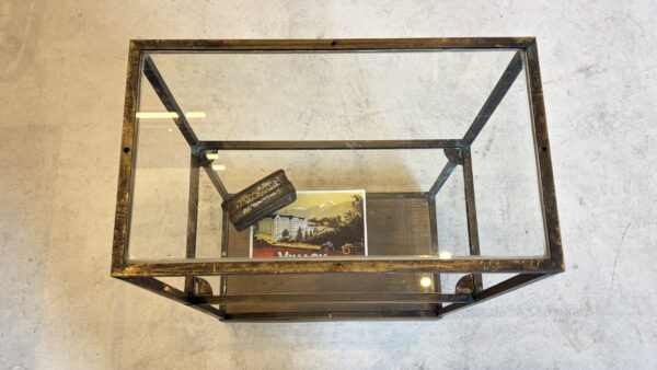 真鍮フレームのかわいい陳列棚