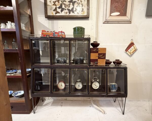 古いお店で使われていたショーケース　陳列棚