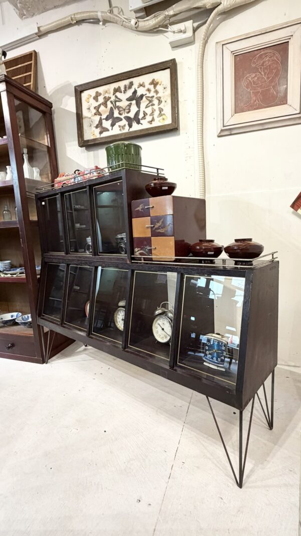 古いお店で使われていたショーケース　陳列棚