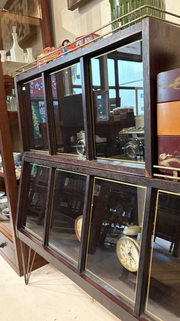 古いお店で使われていたショーケース　陳列棚