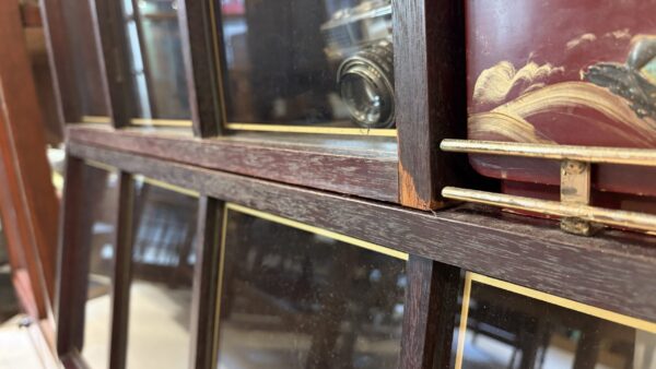 古いお店で使われていたショーケース　陳列棚