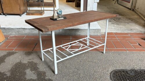 爽やかな白い鉄脚のテーブル