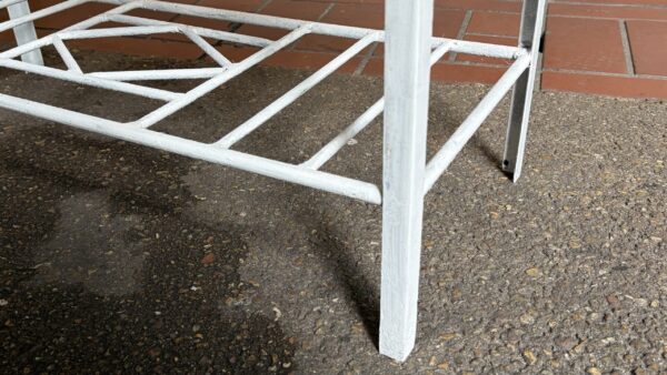 img_3148 爽やかな白い鉄脚のテーブル