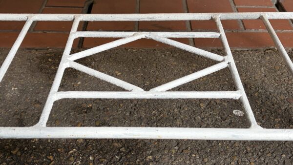 img_3149 爽やかな白い鉄脚のテーブル