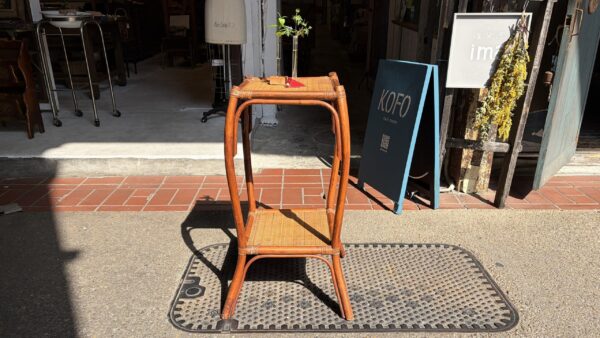 籐のかわいい形のレトロ棚