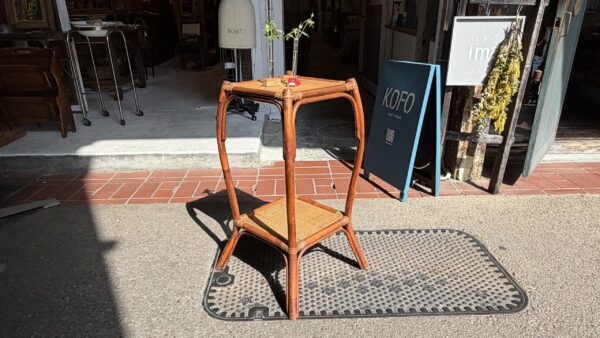 籐のかわいい形のレトロ棚