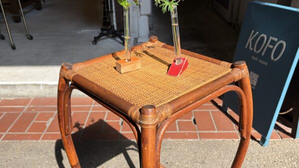 籐のかわいい形のレトロ棚