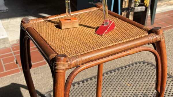 籐のかわいい形のレトロ棚