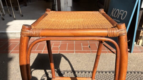籐のかわいい形のレトロ棚