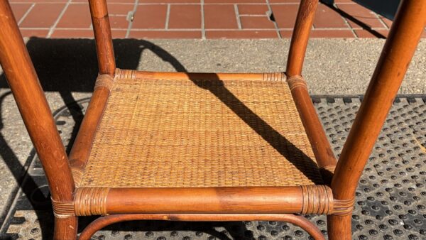 籐のかわいい形のレトロ棚