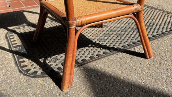 籐のかわいい形のレトロ棚