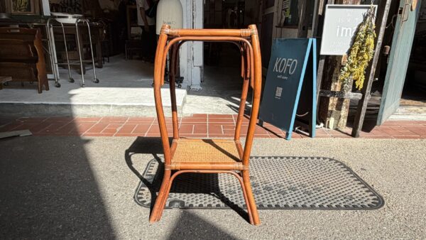 籐のかわいい形のレトロ棚
