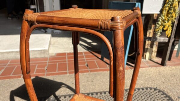 籐のかわいい形のレトロ棚