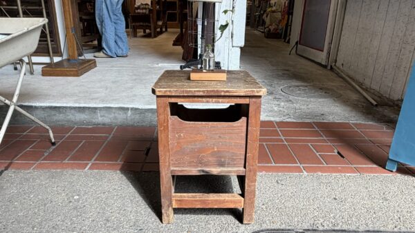 古い木味の不思議な形の台