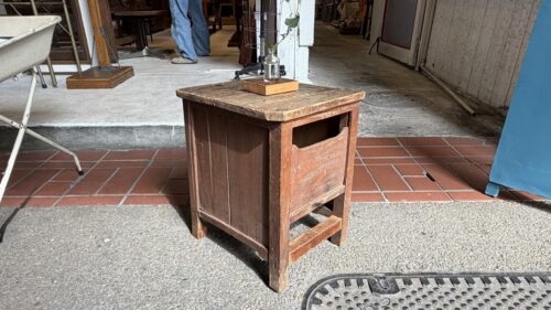 古い木味の不思議な形の台