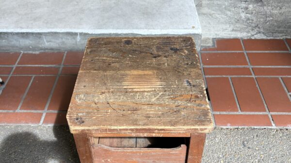 古い木味の不思議な形の台