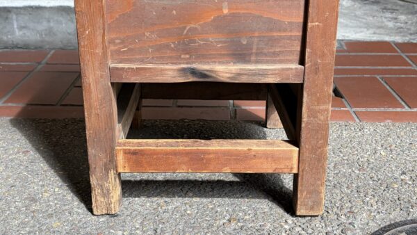 古い木味の不思議な形の台