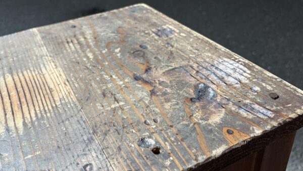 古い木味の不思議な形の台