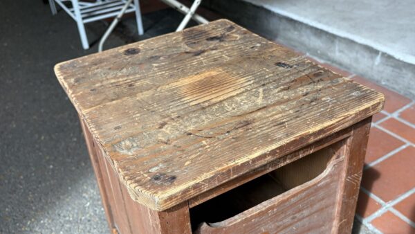 古い木味の不思議な形の台