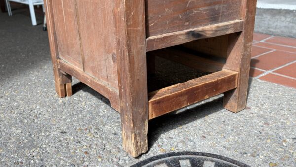 古い木味の不思議な形の台