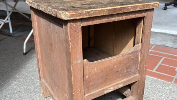 古い木味の不思議な形の台