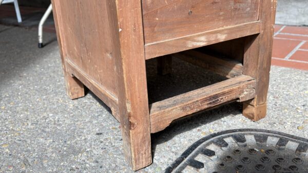 古い木味の不思議な形の台