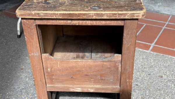 古い木味の不思議な形の台