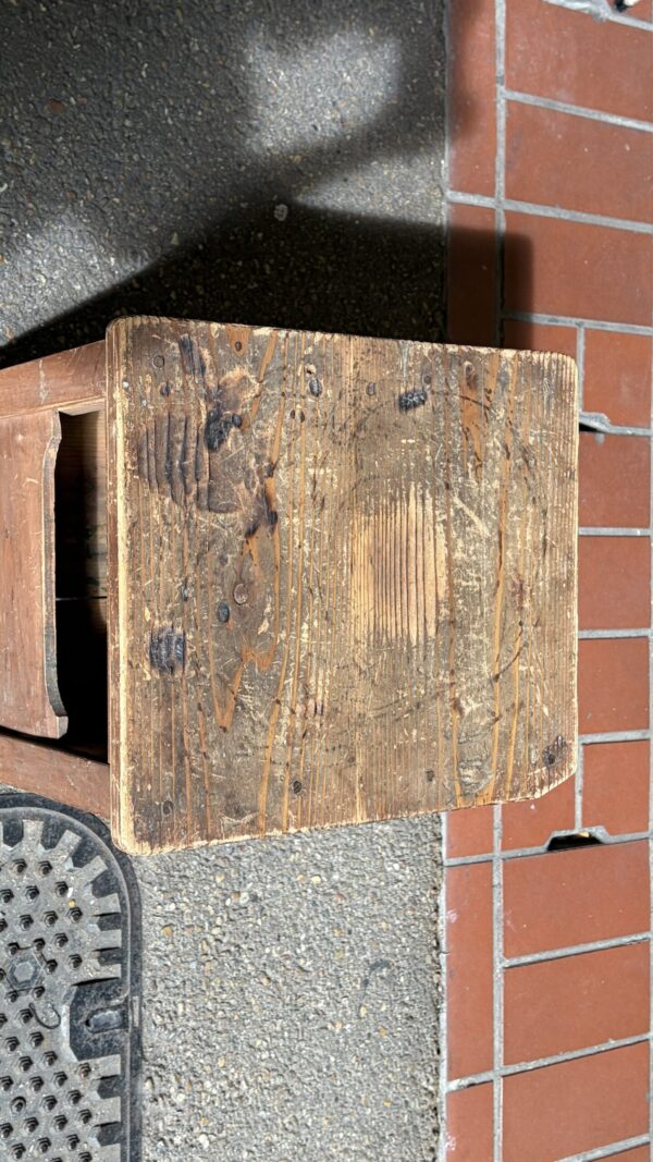 古い木味の不思議な形の台