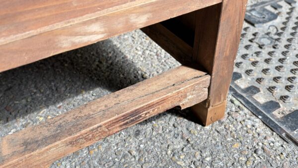 古い木味の不思議な形の台