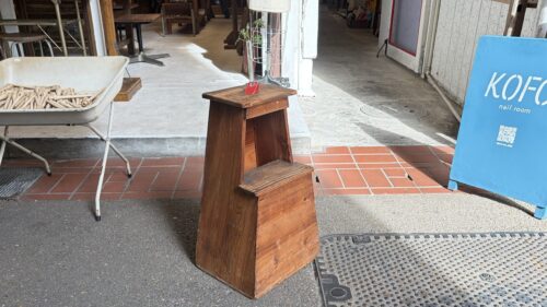 古い木味の踏み台　飾り台